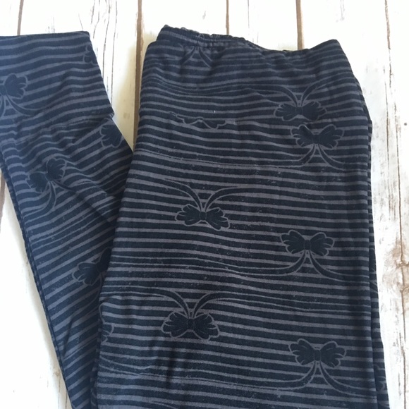 LuLaRoe Pants - Lularoe Black and Grey Bow Leggings - TC LuLaRoe Pants - Lularoe Black and Grey Bow Leggings - TC